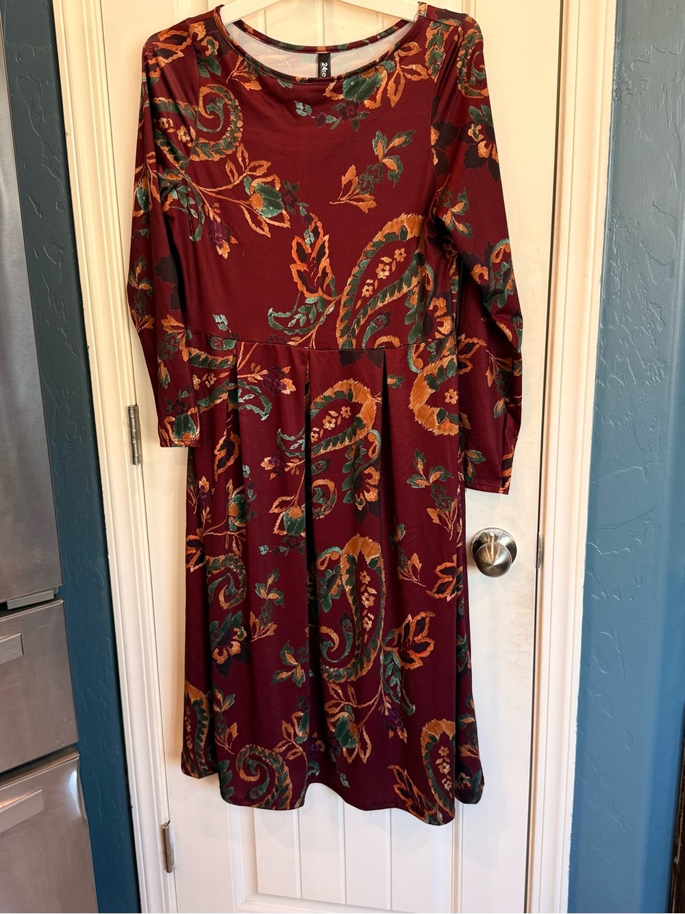 24seven Comfort Apparel Women’s Large Burgundy Paisley Long Sleeve Pocket Dress - Picture 3 of 12